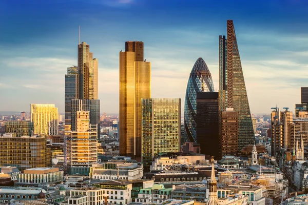 London, England - Business district with famous skyscrapers and landmarks at golden hour — Stock Photo, Image