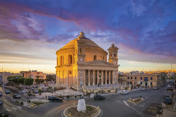 Malta - de beroemde Mosta Domkerk bij zonsondergang met mooie hemel en wolken — Stockfoto