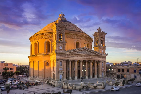 Malta - La famosa cúpula de Mosta al atardecer con hermosos cielos y nubes — Foto de Stock