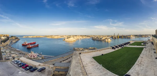 Вальехо, Мальта - потрясающий вид на Великую гавань Вальехо из Upper Barrakka Gardens при дневном свете с голубым небом — стоковое фото