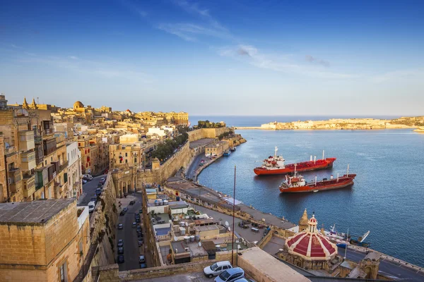 Valletta, Malta - The Grand Harbor och de gamla murarna i Valletta med fartyg vid solnedgången — Stockfoto