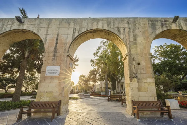 Valletta, Malta - Pôr do sol nos famosos Jardins do Alto Barrakka, na cidade de Valletta — Fotografia de Stock