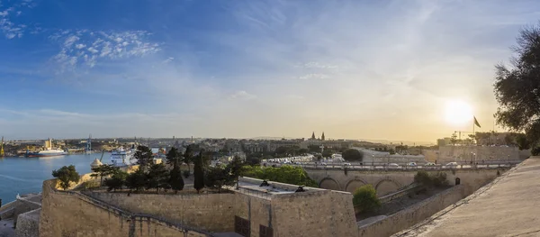 Valletta, malta - Blick auf die Skyline von den oberen Barrakka-Gärten bei Sonnenuntergang — Stockfoto