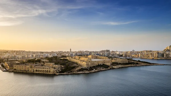 Panorámás kilátás nyílik a Valletta Málta-kék óra — Stock Fotó