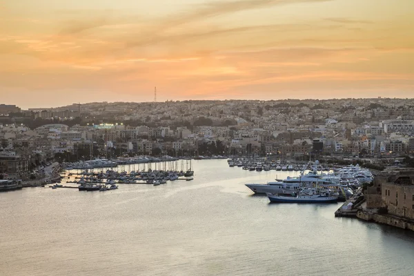 Malta panoramisch skyline van Valletta bij zonsondergang — Stockfoto