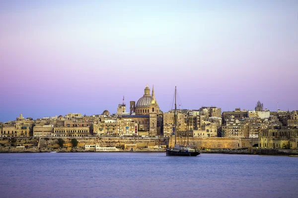 Malta - Valletta skyline med i St. Paul's Cathedral efter solnedgången — Stockfoto