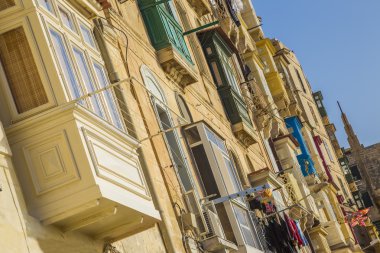 Valletta, Malta - eski evleri ve geleneksel Malta renkli balkonlar Valletta gün batımında