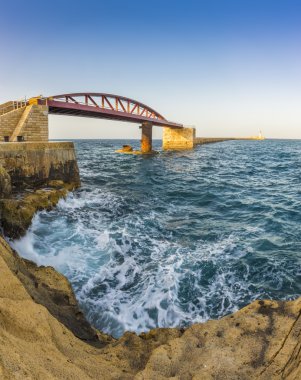 Valletta, Malta - St. Elmo Breakwater Köprüsü ve Valletta Grand Harbour batımında giriş