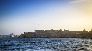 Valletta, Malta - Valletta Grand Harbour günbatımında bırakarak yolcu gemisi