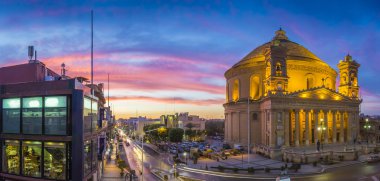 Malta - panoramik manzarası görünümü ünlü Mosta kubbe ve Malta ile inanılmaz renkli gökyüzü günbatımı evler