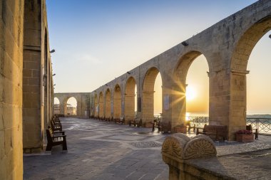 Malta - üst Barrakka bahçeleri gündoğumu