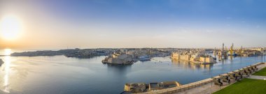 Panoramik selamlayan batarya ile Grand Harbour üzerinde toplar, Valletta - Malta