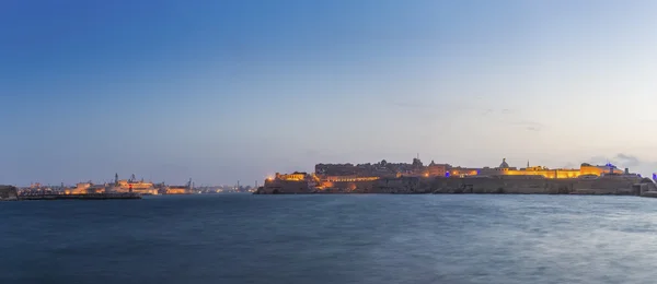 Valletta, Malta e o Grande Porto a partir do Breakwater em hora azul — Fotografia de Stock