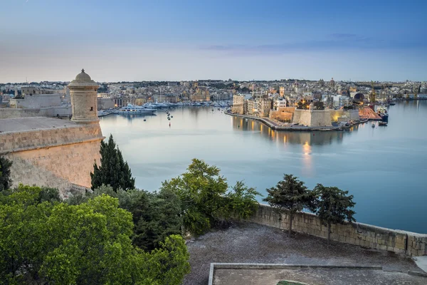 Valletta, Malta - vroege ochtend skyline uitzicht over de Grand Harbour Malta met Wachttorengenootschap en Senglea op de achtergrond — Stockfoto