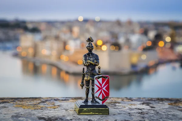 Maltese knight with the island of Birgu in the background at sunrise from Valletta, Malta — Stock Photo, Image