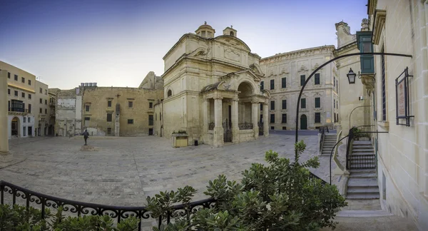 Panoramatický výhled na kostel kláštera svaté Kateřiny z Itálie ve Vallettě, Malta brzy ráno — Stock fotografie