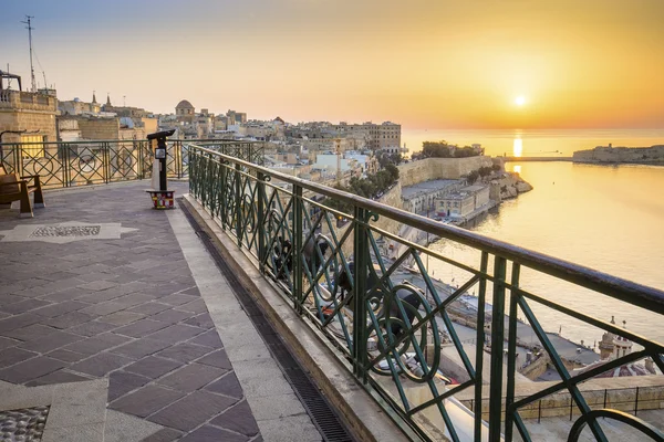 Malta - Upper Barrakka Gardens a pohled do velkého přístavu při východu slunce — Stock fotografie