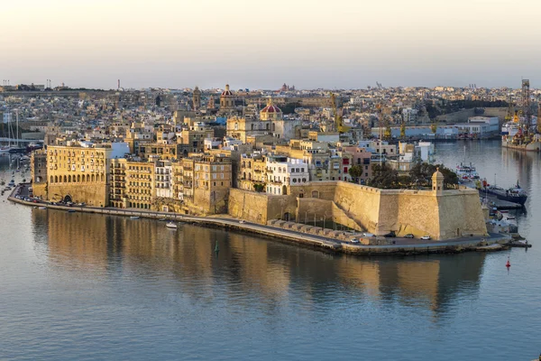 La Valeta, Malta - El Gran Puerto de La Valeta con Senglea y Fort Saint Michael al atardecer — Foto de Stock