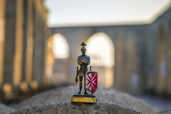 Maltese Knight with Upper Barrakka Gardens at background in Valletta, Malta — Stock Photo, Image