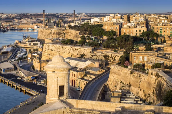 Malta - Torre de vigilancia de La Valeta con paseo marítimo, Floriana y Gran Puerto en el fondo — Foto de Stock