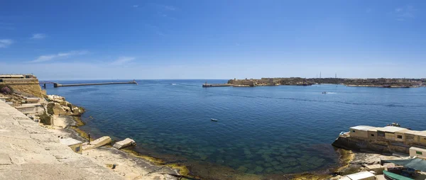 Malta - skyline van het panoramisch uitzicht over de Grand Harbour en de ingang van Malta met helder blauwe hemel — Stockfoto