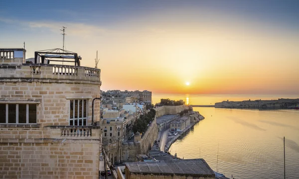 La Valeta, Malta - Vista panorámica del horizonte de la salida del sol en Malta con las antiguas murallas de La Valeta y Gran Puerto — Foto de Stock