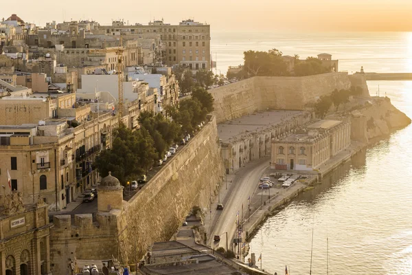 Auringonnousu Maltalla muinainen muuri Valletta ja Grand Harbour — kuvapankkivalokuva