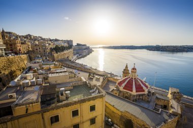 Grand Harbour Malta Valletta antik duvarlar ile güneş doğarken