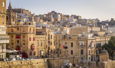 Valletta, Malta - antik duvarlar ve Valletta evlerde gündoğumu