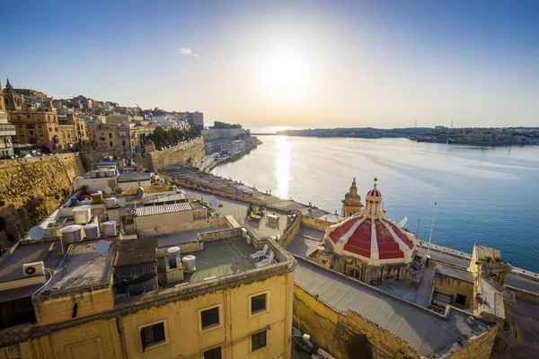 Soluppgång vid Maltas Grand Harbour med de gamla murarna i Valletta — Stockfoto