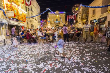 MOSTA, Malta - 15 Ağustos 2016: Malta insanlar kutlama ile gece Mosta Festivali.