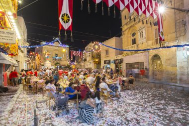 MOSTA, Malta - 15 Ağustos 2016: Malta insanlar kutlama ile gece Mosta Festivali.