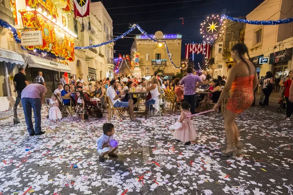 Mosta, Malta - 15 Aug. 2016: The Mosta festival at night with celebrating maltese people. — Stock Photo, Image