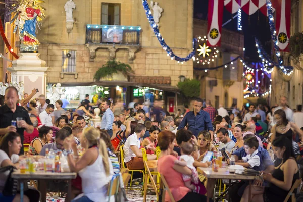 Mosta, Malta - 15 Aug. 2016: The Mosta festival at night with celebrating maltese people. — Stock Photo, Image