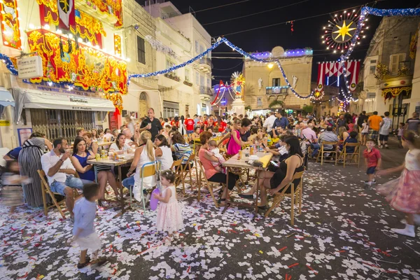 Mosta, Malta - 15 Aug. 2016: The Mosta festival at night with celebrating maltese people. — Stock Photo, Image
