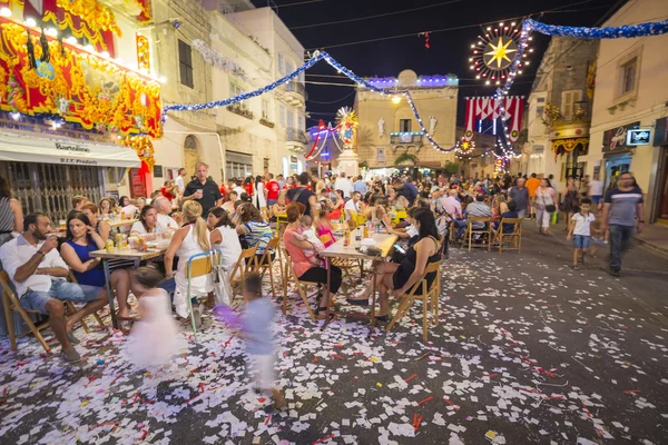 Mosta, Malta - 15 Aug. 2016: The Mosta festival at night with celebrating maltese people. — Stock Photo, Image