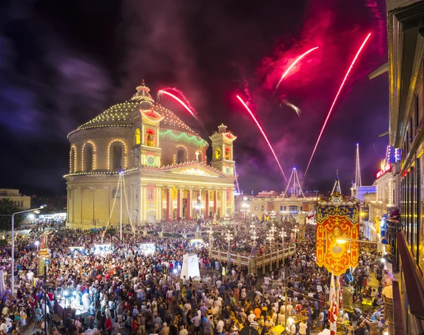 Mosta, Malta - 15 Aug. 2016:  Fireworks at the Mosta festival at night with the famous Mosta Dome and the People of Malta — Stock Photo, Image