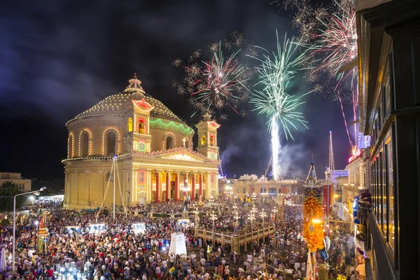 Mosta, Malta - 15 Aug. 2016:  Fireworks at the Mosta festival at night with the famous Mosta Dome and the People of Malta — Stock Photo, Image
