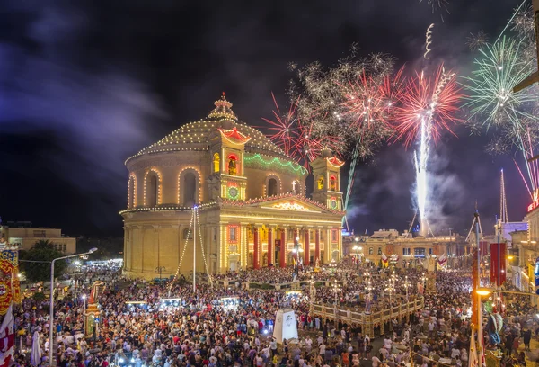 Mosta, Malta - 15 Aug. 2016:  Fireworks at the Mosta festival at night with the famous Mosta Dome and the People of Malta — Stock Photo, Image