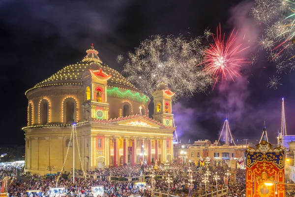 Mosta, Malta - 15 Aug. 2016:  Fireworks at the Mosta festival at night with the famous Mosta Dome and the People of Malta — Stock Photo, Image