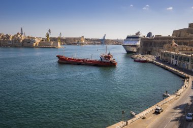 Valletta, Malta - Grand Harbour Malta gemileri ve açık mavi gökyüzü ile