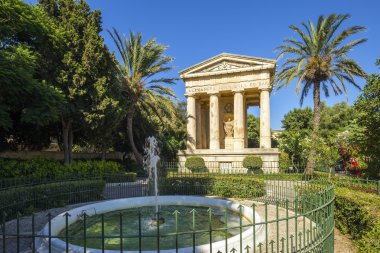 Valletta, Malta - palmiye ağaçları ile alt Barrakka bahçeler ve ve mavi gökyüzü temizleyin