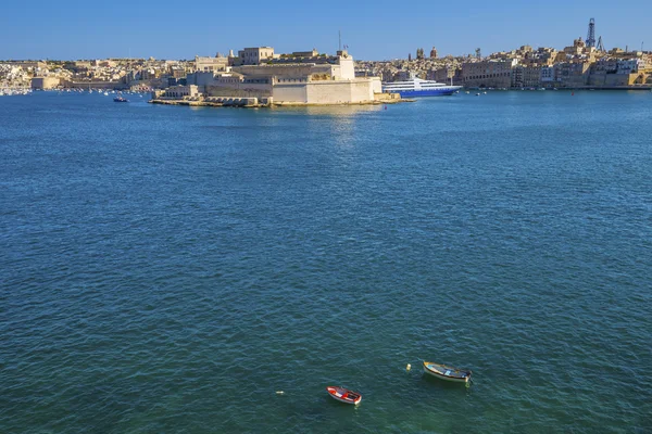 Valletta, Malta - Grand Harbour Malta s malými čluny a jachty a Birgu na pozadí — Stock fotografie