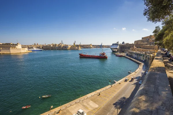Валлей, Мальта - Великая гавань Мальты с кораблями и ясным голубым небом — стоковое фото