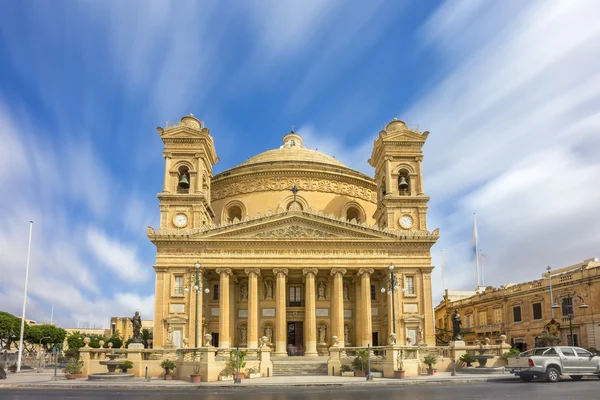 Mosta, Malta - A Igreja da Assunção de Nossa Senhora também conhecida como Cúpula de Mosta à luz do dia com nuvens em movimento — Fotografia de Stock