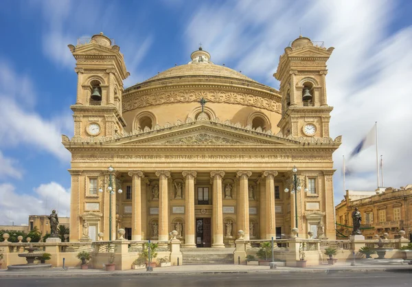 Mosta, Málta - a Nagyboldogasszony templom Miasszonyunk is ismert Mosta dóm a nyári felhők mozgó — Stock Fotó