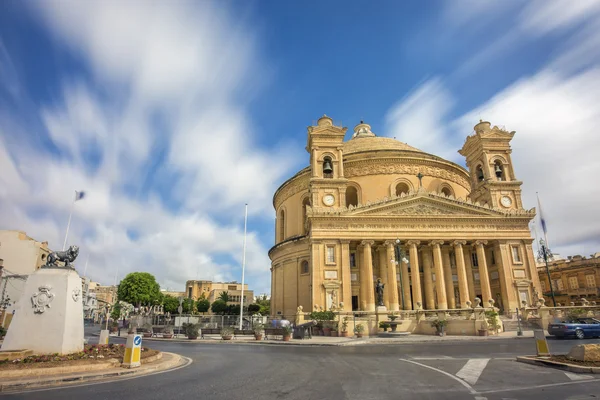Mosta, Malta - La Iglesia de la Asunción de Nuestra Señora, comúnmente conocida como la Rotonda de Mosta o Cúpula de Mosta a la luz del día con nubes en movimiento — Foto de Stock