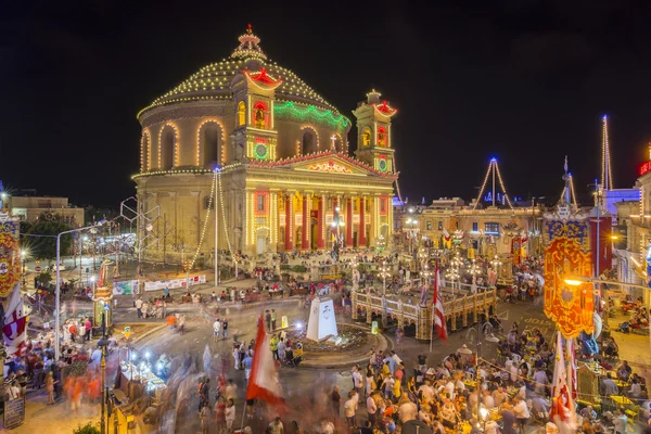 MOSTA, MALTA - 15 AUG. 2016: Mosta festival at night with the famous Mosta Dome at it's full shine. The People of Malta are celebrating the Feast of the Assumption of 'Santa Maria'. — Stock Photo, Image