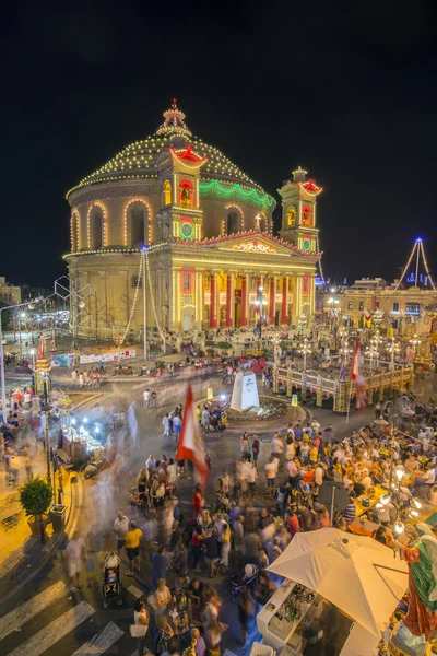 MOSTA, MALTA - 15 AUG. 2016: Mosta festival at night with the famous Mosta Dome at it's full shine. The People of Malta are celebrating the Feast of the Assumption of 'Santa Maria'. — Stock Photo, Image