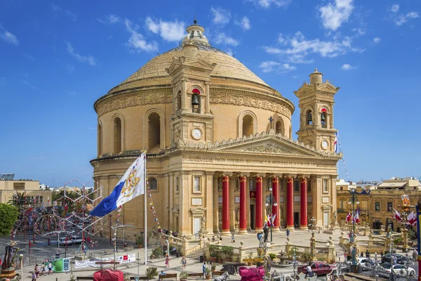 MOSTA, MALTA - 15 AUG. 2016: The famous Mosta Dome at it's full shine. The People of Malta are celebrating the Feast of the Assumption of 'Santa Maria'. — Stock Photo, Image